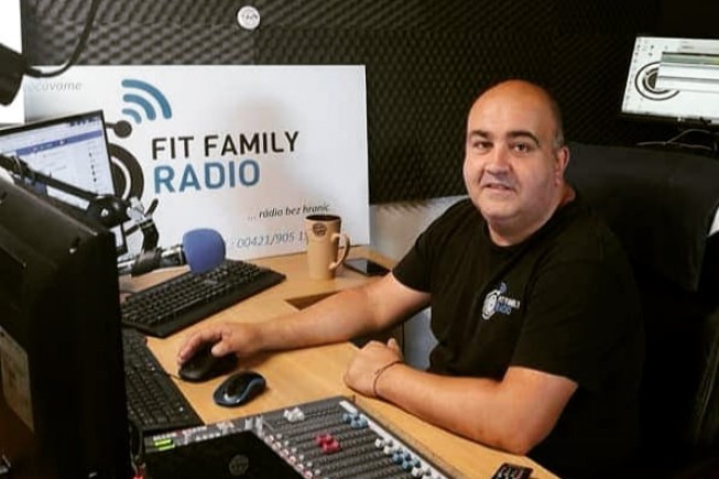 Aj malé internetové rádio dokáže žiť život veľkej rozhlasovej stanice