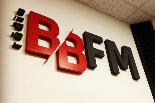 BB FM rádio už pripravuje moderátorov, stanicu bude identifikovať hlas Michala Ďuriša BB FM rádio už pripravuje moderátorov, stanicu bude identifikovať hlas Michala Ďuriša