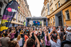Fun rádio oslávilo 35 rokov celodenným živým vysielaním, kvôli ktorému uzatvorili ulicu v centre Fun rádio oslávilo 35 rokov celodenným živým vysielaním, kvôli ktorému uzatvorili ulicu v centre