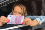 Martina Comisso z Rádia Jemné šokovala náhodných okoloidúcich 500 eurami Martina Comisso z Rádia Jemné šokovala náhodných okoloidúcich 500 eurami