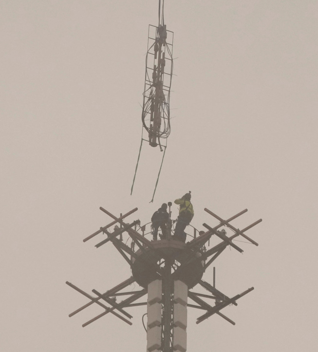 Zábery z montáže nových vysielacích antén na vrchole Eiffelovky