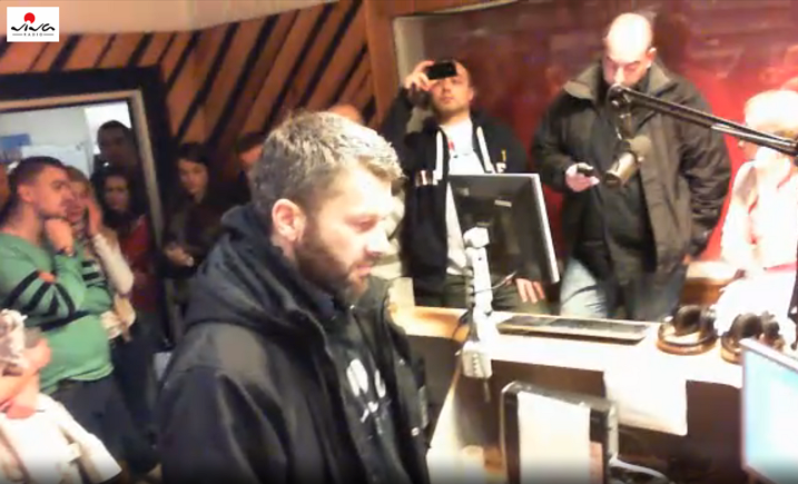 Posledná hodina vysielania - všetci moderátori chceli byť pri tom. Zdroj: Ustream.tv