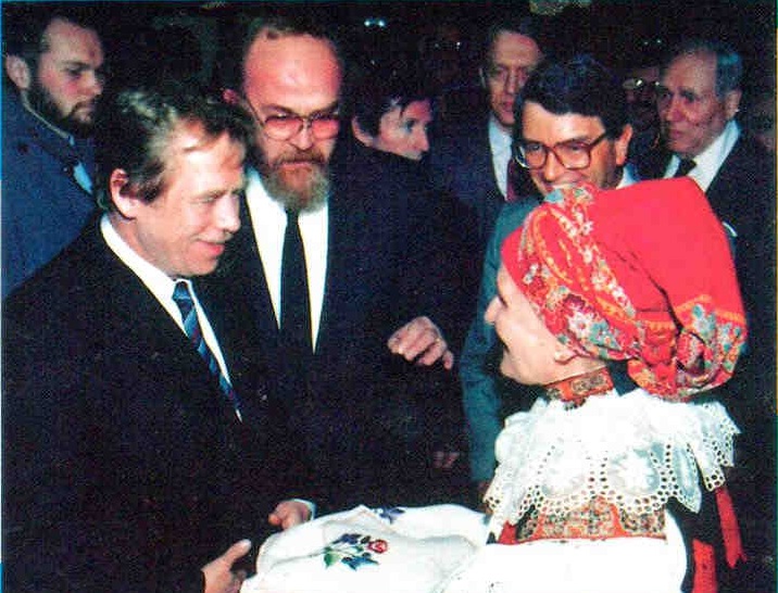 Prezident ČSFR V. Havel na návšteve v Hlase Ameriky. Zľava V. Havel, šéfredaktor M. Dobrovodský, redaktor L. Čižinský
